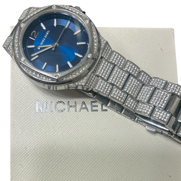 Michael Kors with box Pave Crystal soldout beautiful mint condition ladies watch - Picture 1 of 9